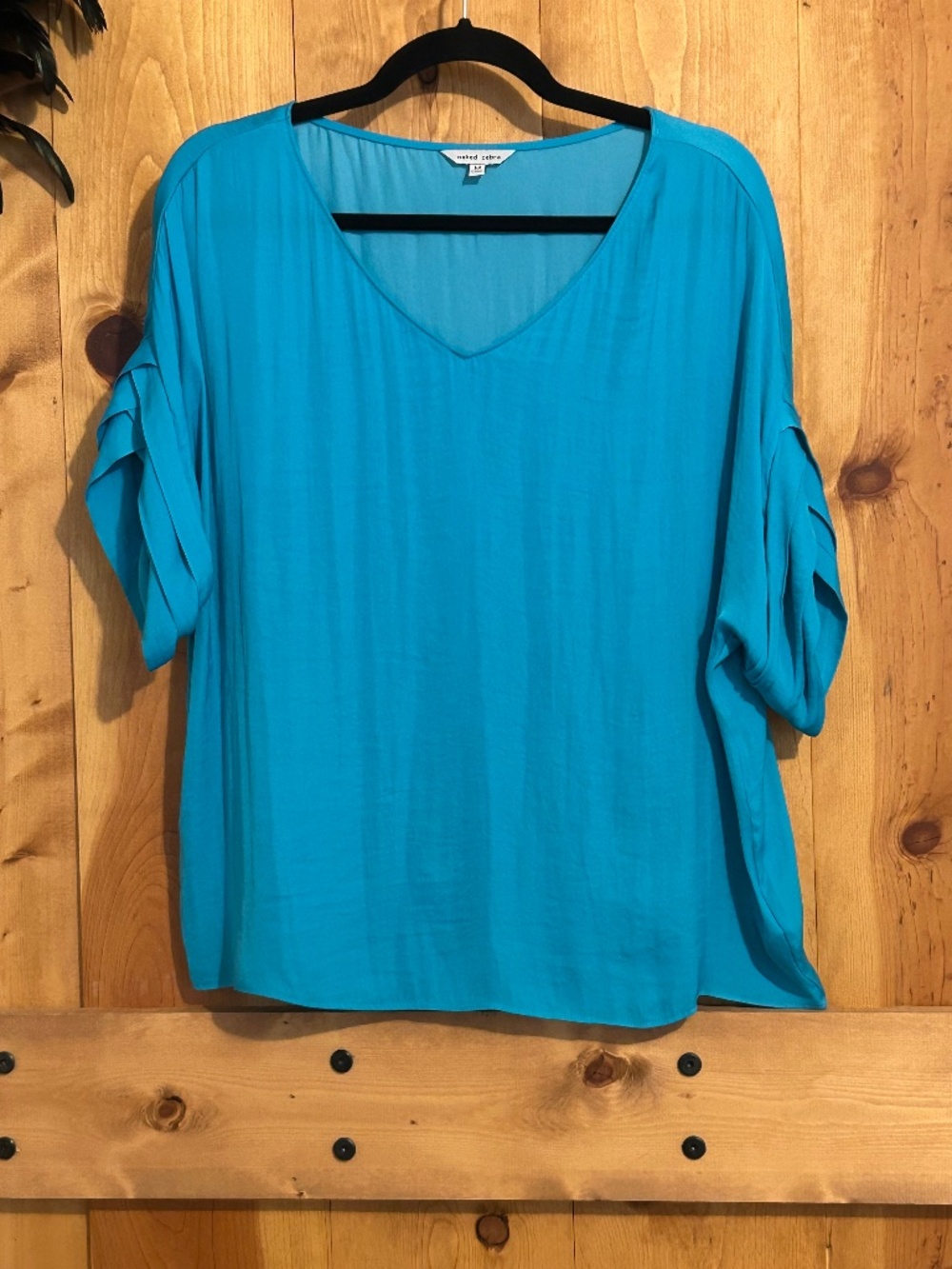 Short Sleeve Turquoise V-Neck Top SIZE MEDIUM